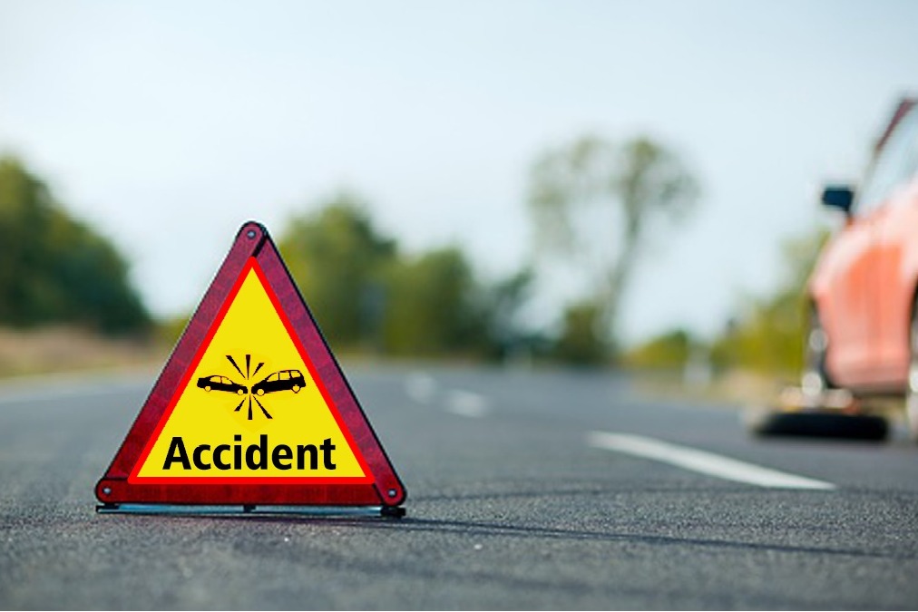 లారీని ఢీకొట్టిన కారు.. చిత్తూరు జిల్లాలో భార్యాభర్తలు దుర్మరణం