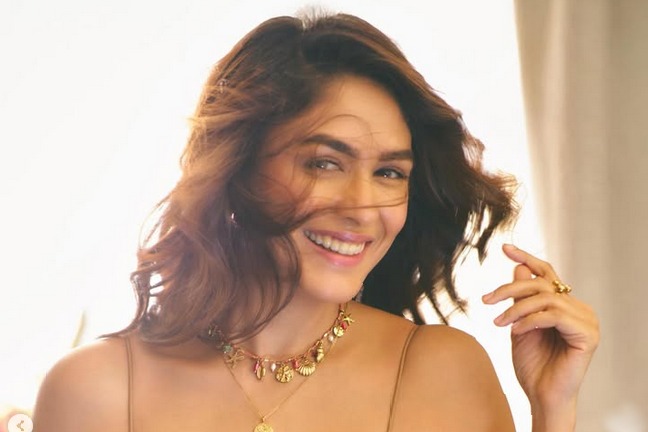 రామ్ చరణ్ 'పెద్ది'లో మృణాల్ ఠాకూర్ ఐటమ్ సాంగ్..?