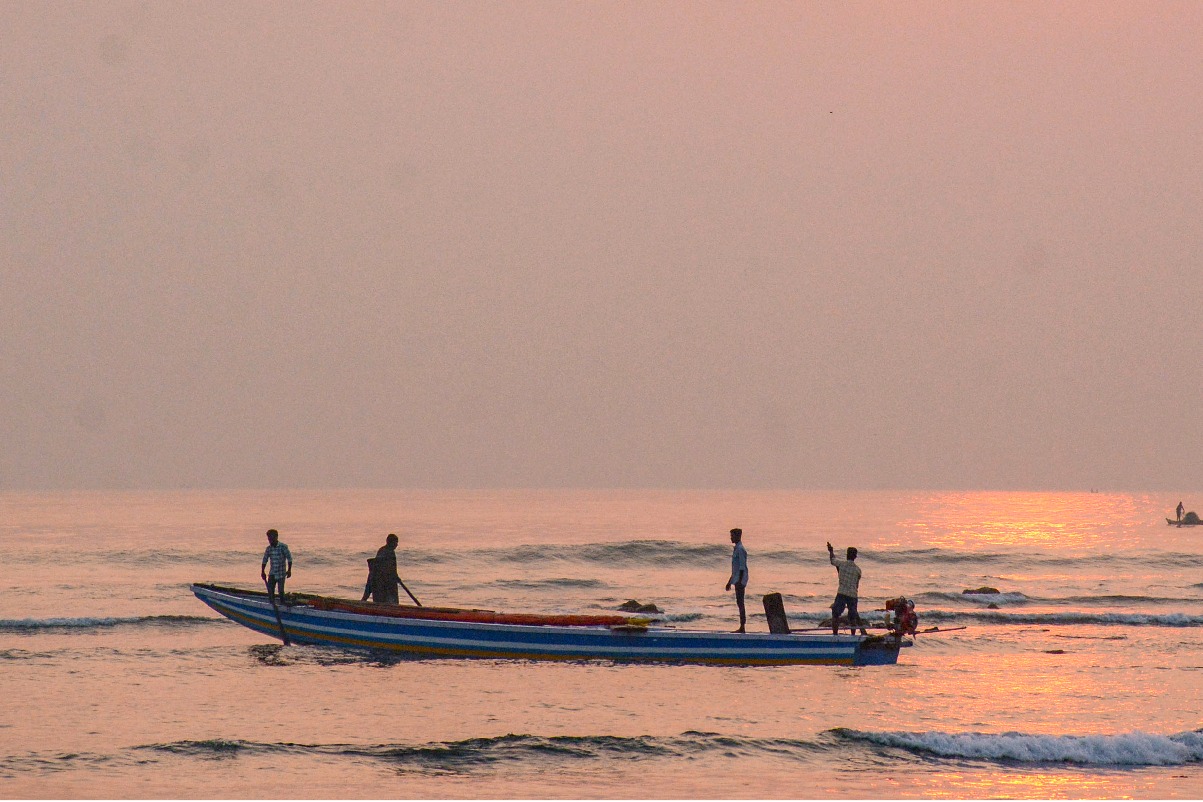 అక్రమ ఫిషింగ్ బోట్లతో వేటను ఆపేయండి.. తమిళనాడు ప్రభుత్వానికి ఏపీ సర్కారు విజ్ఞప్తి