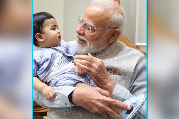 ప్రధాని మోదీతో ఉన్న ఆ బుడతడు ఎవరు?.. వైరల్ ఫొటో వెనుక కథ ఇదే!