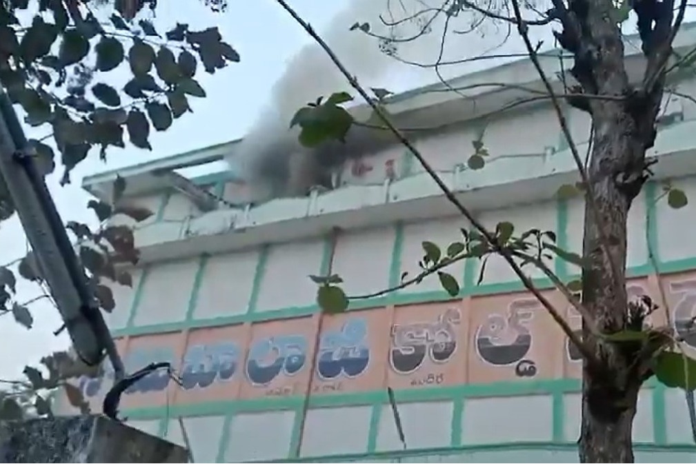 మధిర కోల్డ్ స్టోరేజ్ ప్రమాదం... రెండో ఛాంబర్‌లోకి వ్యాపించిన మంటలు