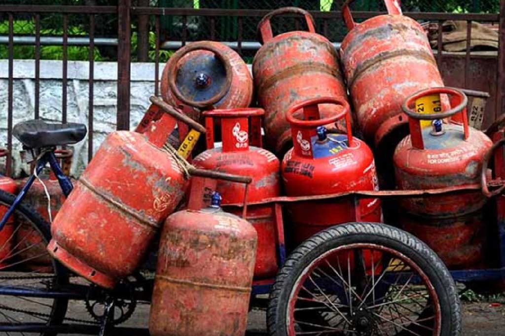 ఎల్పీజీ సిలిండర్ బరువు 14.2 నుంచి 10 కిలోలకు తగ్గనుందా?: కేంద్రం ఏం చెప్పిందంటే?
