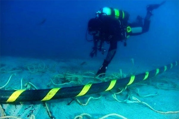 సముద్ర గర్భంలో డేటా కేబుళ్లపై యుద్ధ ప్రభావం.. మెటా కీలక ప్రాజెక్టుకు బ్రేక్!