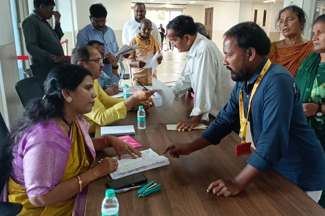 వాలంటీర్ల సాయంతో భూ కబ్జాకు యత్నించారంటూ వైసీపీ నేతలపై గ్రీవెన్స్ లో ఫిర్యాదు