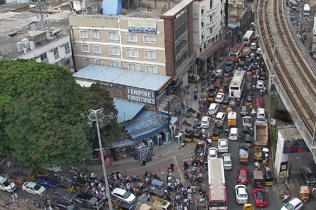 నో స్టాక్... హైదరాబాదులో మూతపడుతున్న పెట్రోల్ బంకులు!