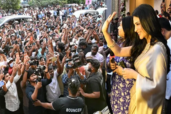 విశాఖలో నటి శ్రుతి హాసన్ సంద‌డి.. ఆమెను చూసేందుకు ఎగ‌బ‌డ్డ ఫ్యాన్స్‌