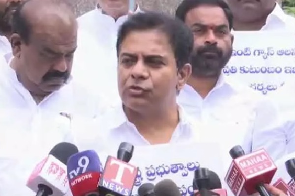 ఆంబోతుల కొట్లాటలో సామాన్యులే బలి: కేటీఆర్