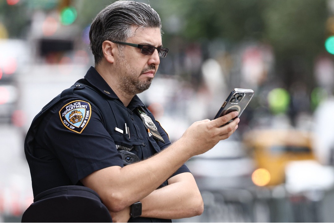 ఫోన్ పాస్‌వర్డ్ చెప్పాల్సిందే.. హాంకాంగ్‌లో కొత్త చట్టంపై పెను దుమారం!