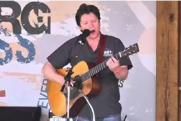 సంగీత లోకంలో నిశ్శబ్దం: రోడ్డు ప్రమాదంలో బ్లూగ్రాస్ లెజెండ్ రోనీ బోమాన్ కన్నుమూత!