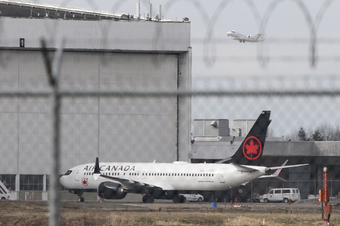 విమానం ముక్కలైనా ప్రాణాలతో బయటపడ్డ ఫ్లైట్ అటెండెంట్