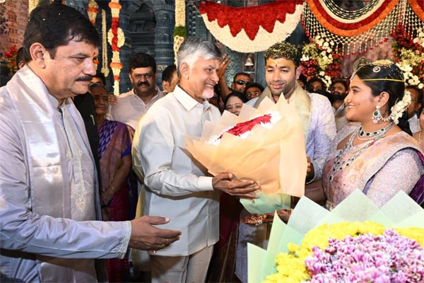 ధూళిపాళ్ల కుమార్తె వివాహం.. హాజరైన సీఎం చంద్రబాబు