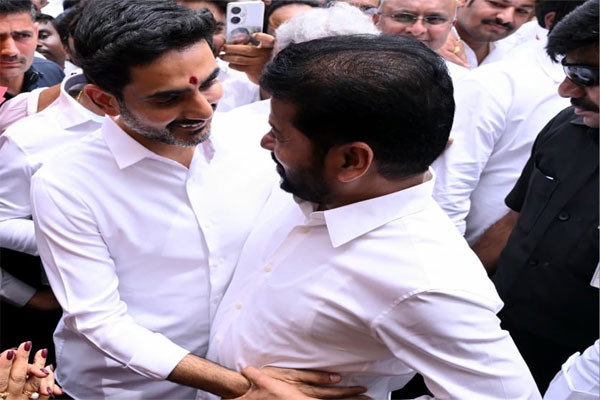 ఎమ్మెల్యే ధూళిపాళ్ల నరేంద్ర కుమార్తె వివాహ వేడుక.. సీఎం రేవంత్ రెడ్డికి సాదర స్వాగతం పలికిన మంత్రి లోకేశ్‌