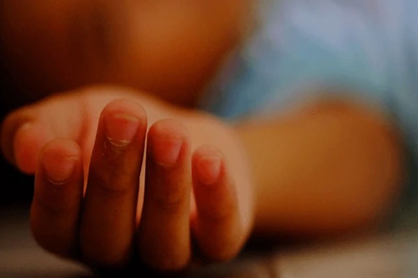 సపోటా పండులో విషం పెట్టి.. రెండేళ్ల కూతుర్ని కడతేర్చిన కసాయి తండ్రి