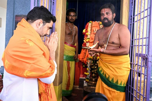 మంగళగిరి సీతారామస్వామి కోవెలను సందర్శించిన మంత్రి లోకేశ్‌