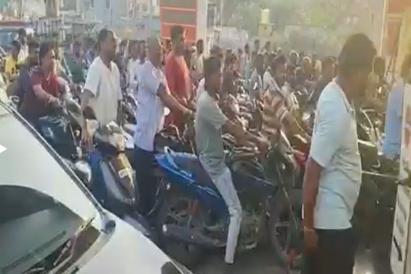 హైదరాబాద్‌లో పెట్రోల్ పానిక్.. బంకుల వద్ద బారులు తీరిన వాహనాలు