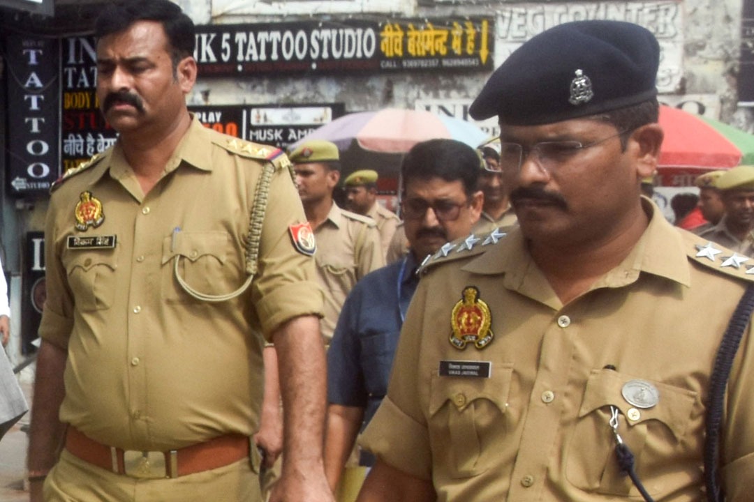 భోజనానికి ఆహ్వానించి.. కొడుకు చూస్తుండగానే భార్య, ఆమె ప్రియుడిని కాల్చి చంపాడు!