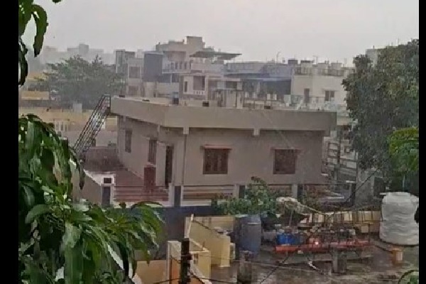 హైదరాబాద్‌లో వడగళ్ల వాన... రంగారెడ్డి జిల్లాకు రెడ్ అలర్ట్