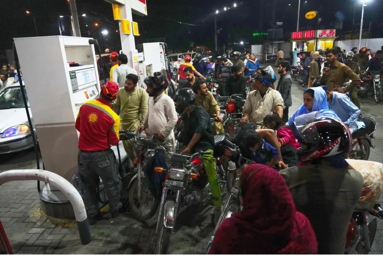 చమురు మంటలతో అల్లాడుతున్న పేద దేశాలు