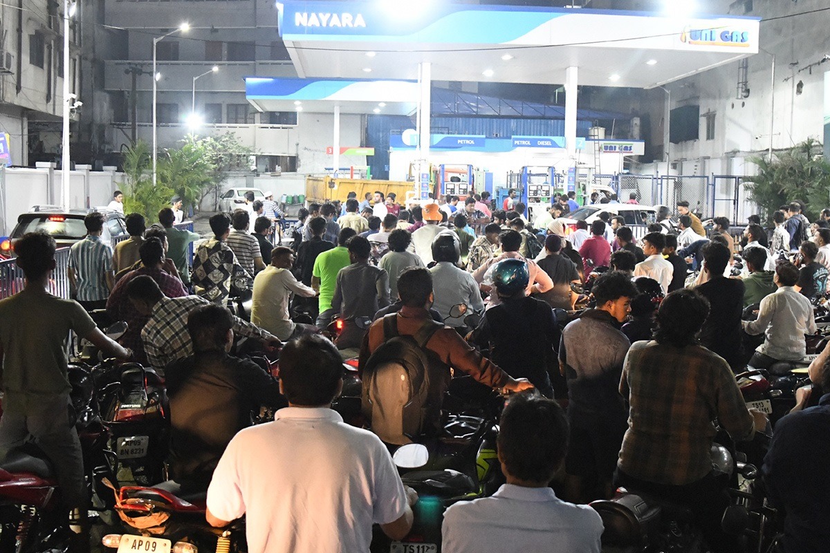 దేశంలో ఇంధన కొరత లేకున్నా బంకుల్లో నో స్టాక్ బోర్డులు.. అసలు కారణమిదే..!
