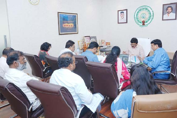 గోదావరి పుష్కరాలలోగా 'అఖండ గోదావరి' పూర్తి చేయాలి: అధికారులకు మంత్రి దుర్గేశ్ ఆదేశం