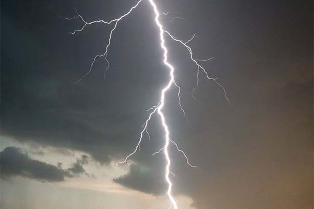 ఏపీలో పలు జిల్లాలకు పిడుగుల హెచ్చరిక.. గంటకు 50 కి.మీ వేగంతో గాలులు