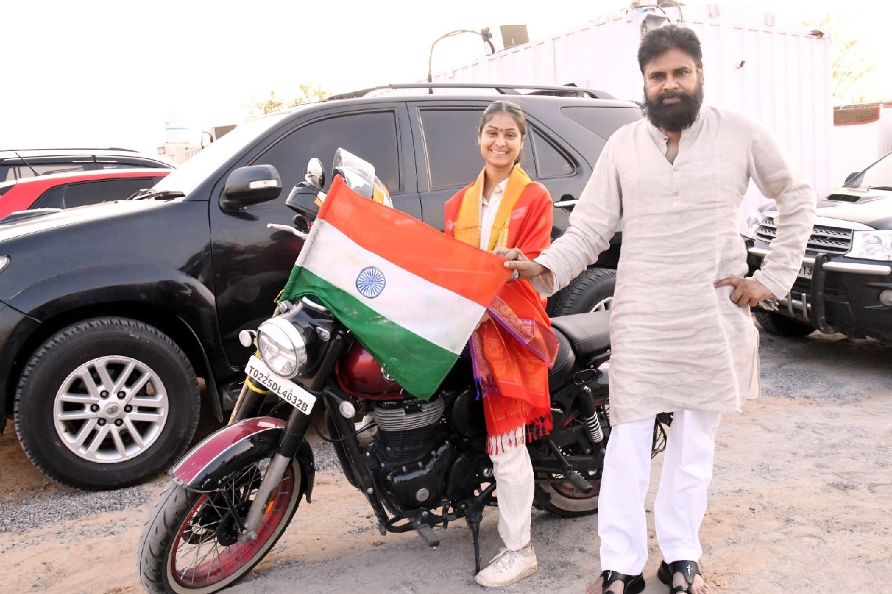 పవన్ కల్యాణ్‌ను కలిసిన యంగ్ బైకర్ తాప్సీ ఉపాధ్యాయ... ఫొటోలు ఇవిగో!