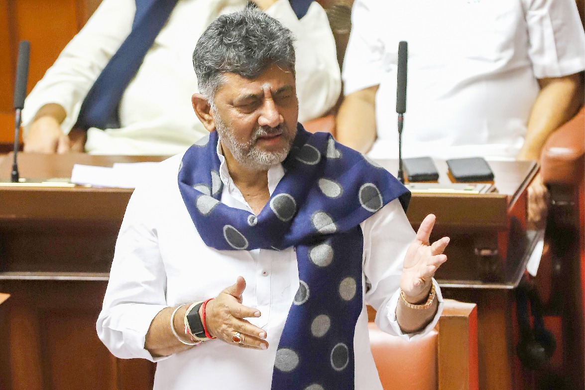 హైదరాబాద్‌తో పోల్చొద్దు.. బెంగళూరు స్థాయి వేరు: డీకే శివకుమార్