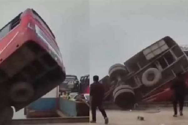 బంగ్లాదేశ్‌లో ఘోర ప్రమాదం.. పద్మా నదిలోకి దూసుకువెళ్లిన బస్సు.. వీడియో ఇదిగో