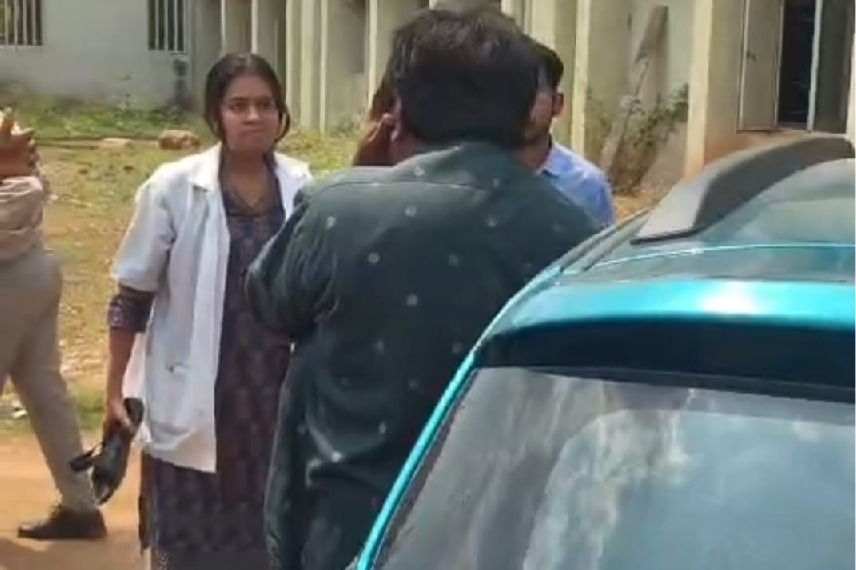 క్లాస్ రూంలో ప్రపోజ్ చేసిన ప్రొఫెసర్... చెప్పుతో కొట్టిన మెడికల్ విద్యార్థిని