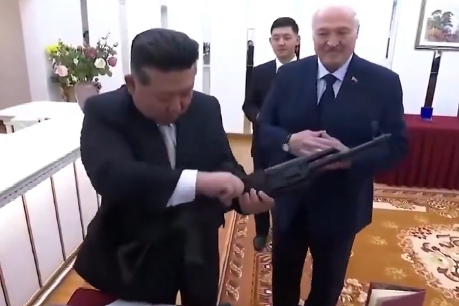 కిమ్‌కు తుపాకీ గిఫ్ట్... "శత్రువులు కనిపిస్తే వాడండి" అంటూ బెలారస్ అధ్యక్షుడు సరదా వ్యాఖ్యలు