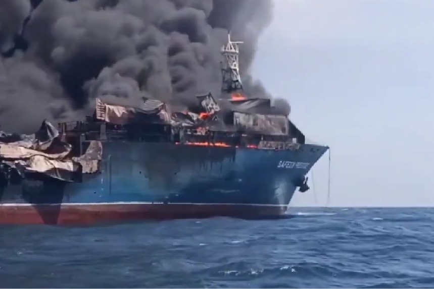 హర్మూజ్‌లో తీవ్ర ఉద్రిక్తత... చమురు ట్యాంకర్‌ను ధ్వంసం చేసిన ఇరాన్!