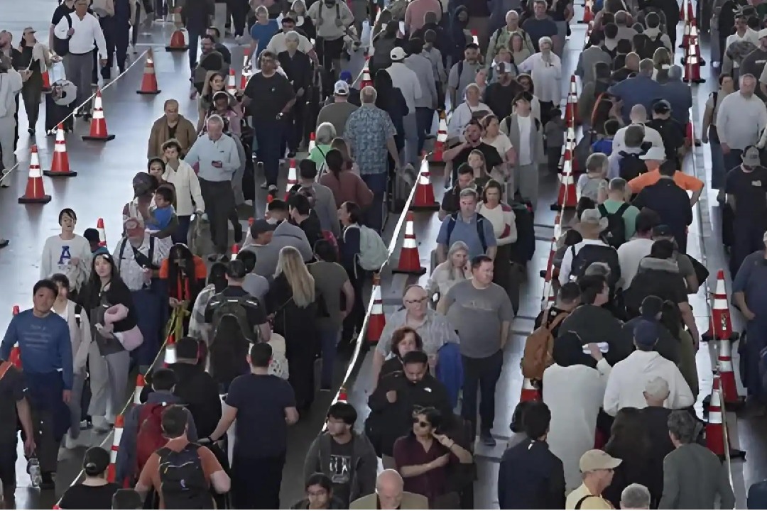 అమెరికా ఎయిర్‌పోర్టుల్లో గందరగోళం.. సెక్యూరిటీ చెకప్‌కే 4 గంటలు!