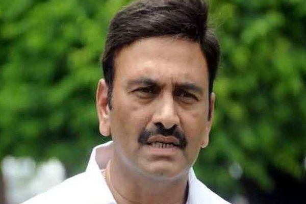 రఘురామకృష్ణరాజుపై దాడికి యత్నం.. ఆకివీడులో ఉద్రిక్తత