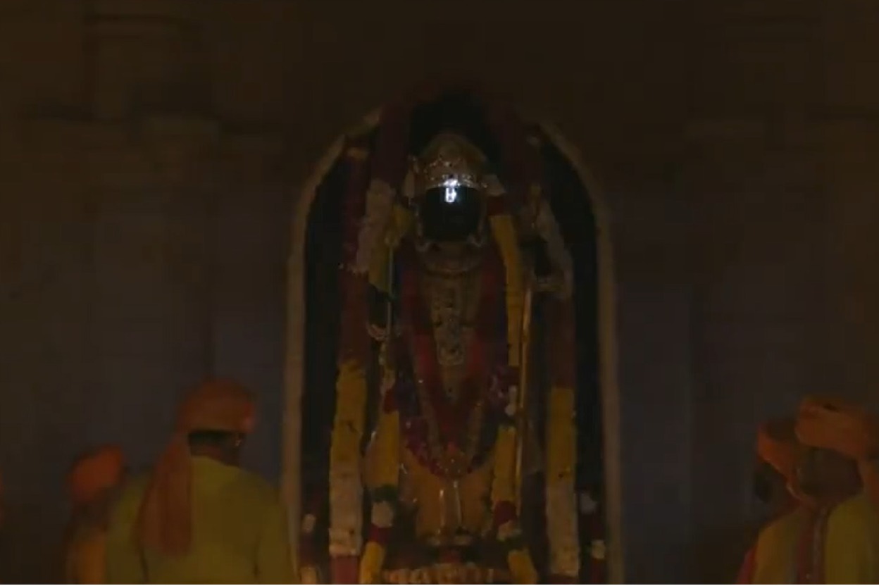 అయోధ్యలో అద్భుతం: బాలరాముడి నుదుటిపై 'సూర్య తిలకం'