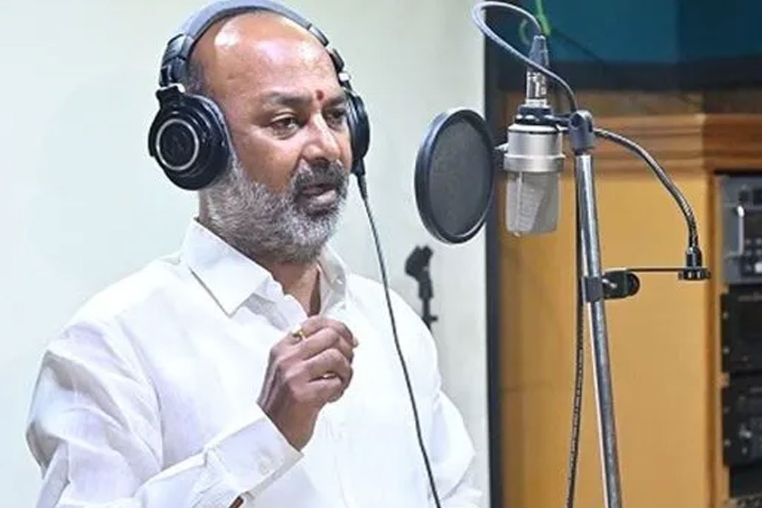 గాయకుడిగా మారిన బండి సంజయ్.. ఆరెస్సెస్ గీతాలాపన