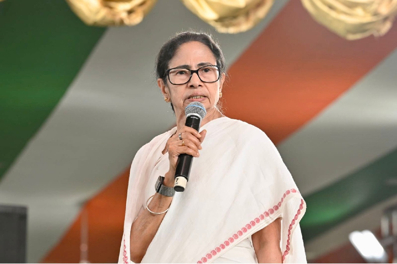 బెంగాల్‌లో ఉత్పత్తయ్యే ఎల్పీజీ రాష్ట్రం దాటిపోకూడదు: మమతా బెనర్జీ