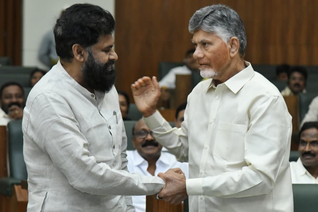 అసెంబ్లీ వేదికగా పవన్ కల్యాణ్ కు థాంక్స్ చెప్పిన చంద్రబాబు... ఫొటో ఇదిగో!