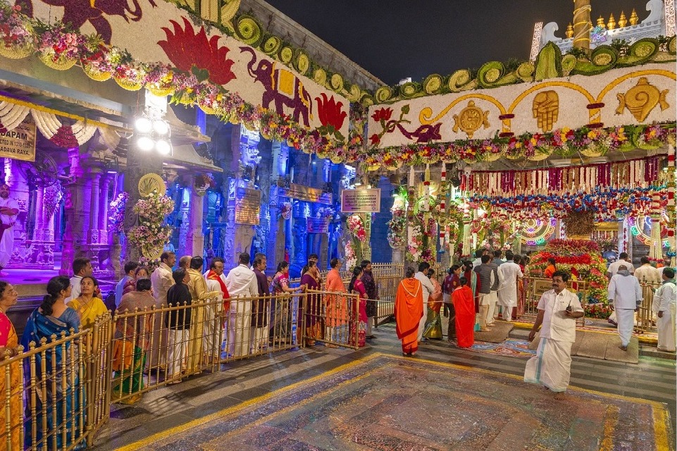 తిరుమల శ్రీవారి సర్వదర్శనానికి 15 గంటల సమయం