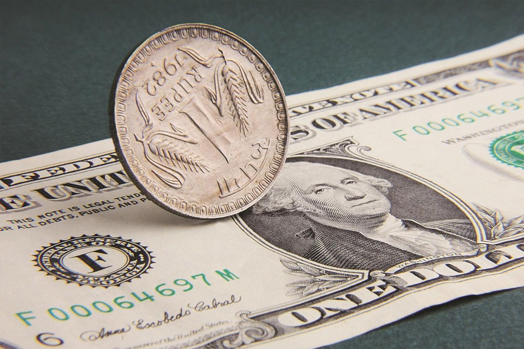 డాలర్‌తో రూపాయి చారిత్రక పతనం