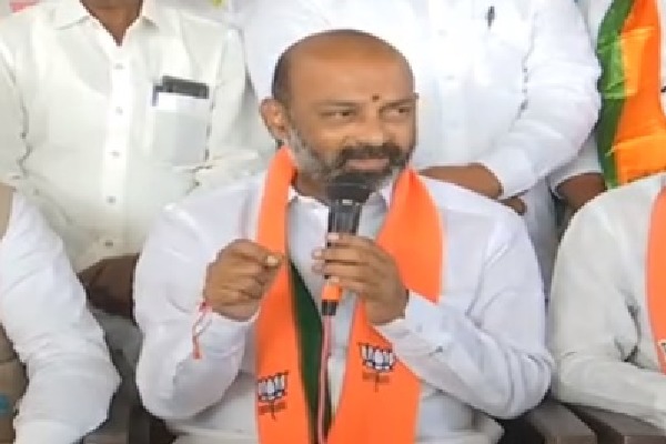 కల్వకుంట్ల కవిత కొత్త పార్టీపై బండి సంజయ్ స్పందన