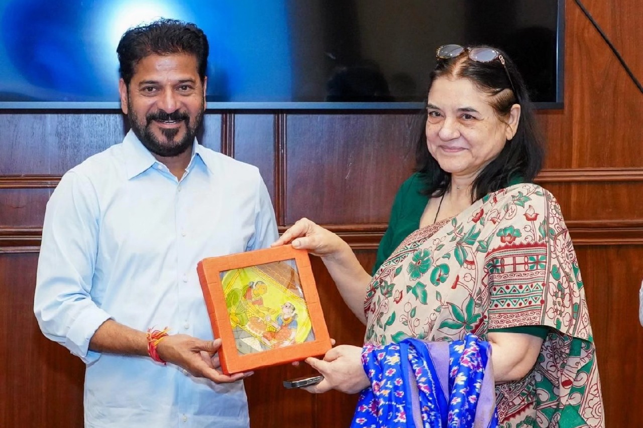 తెలంగాణ సీఎం రేవంత్ రెడ్డిని కలిసిన మేనక గాంధీ