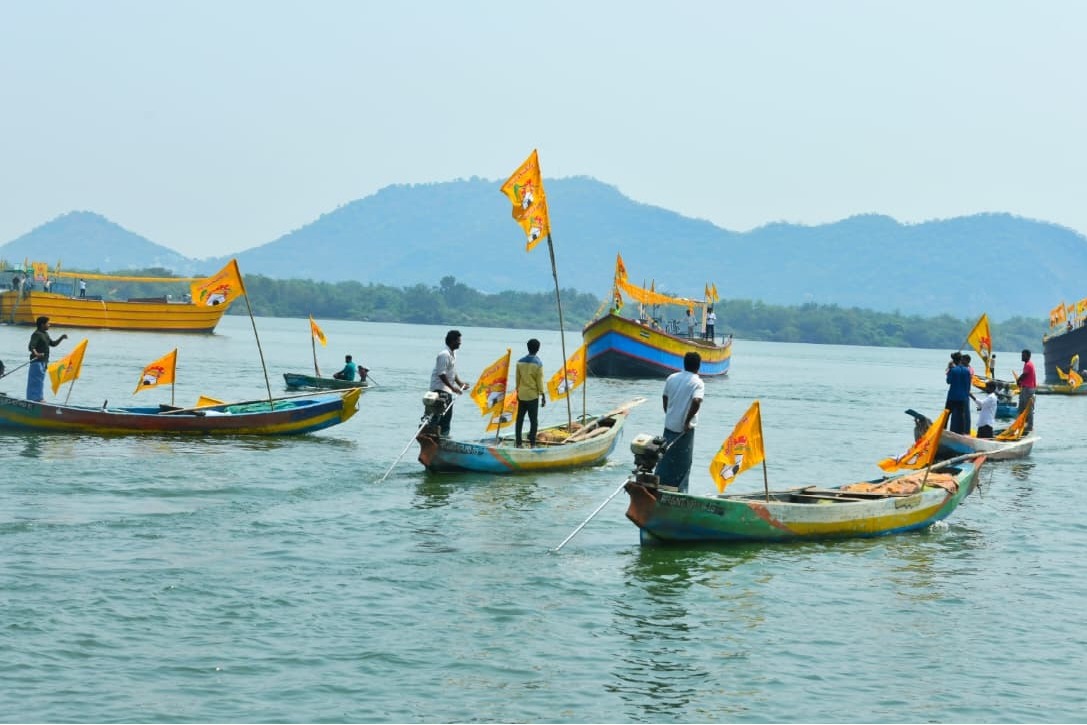 కృష్ణా నదిలో పసుపు తోరణం: టీడీపీకి మత్స్యకారుల వినూత్న శుభాకాంక్షలు!