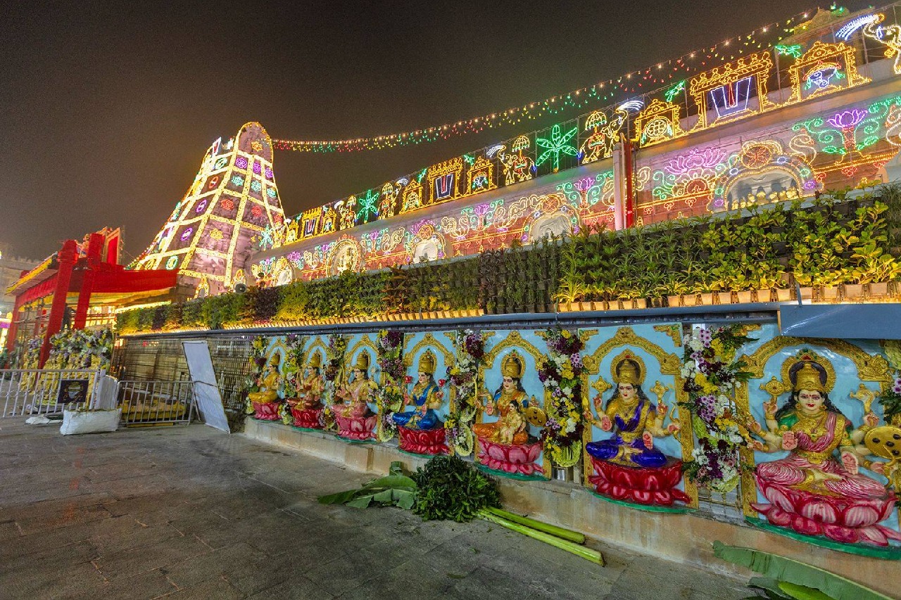 తిరుమలలో శ్రీవారి సర్వదర్శనానికి 8 గంటల సమయం