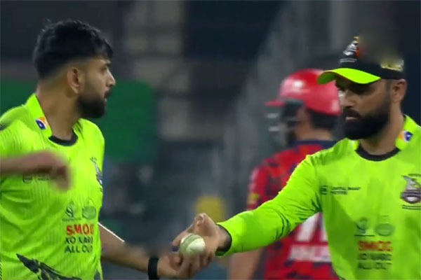 పాక్ క్రికెట్‌లో మరో వివాదం.. బాల్ టాంపరింగ్ ఆరోపణల్లో స్టార్ ప్లేయర్లు