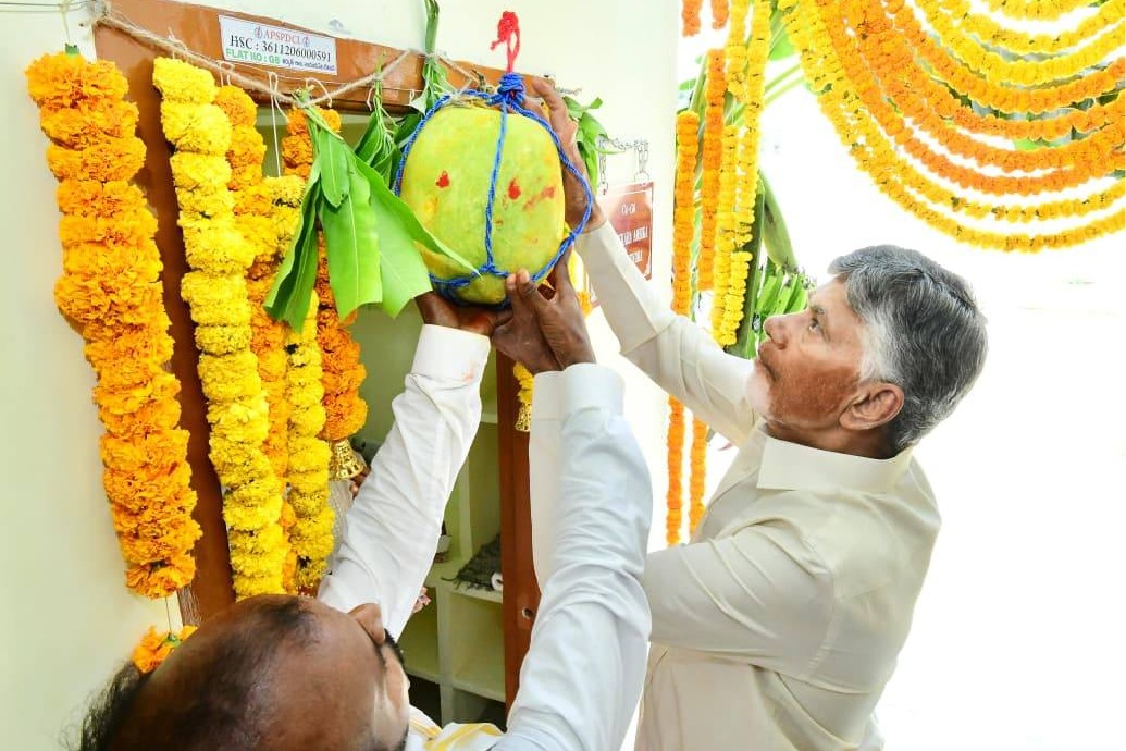 నాయుడుపేటలో ఇళ్ల పంపిణీ... ఓ ఇంటికి గుమ్మడికాయ కట్టిన సీఎం చంద్రబాబు... ఫొటో రౌండప్!