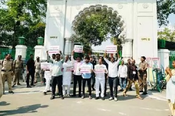 శాసనమండలి వద్ద బీఆర్ఎస్ ఎమ్మెల్సీల నిరసన.. మార్షల్స్‌తో తోపులాట!