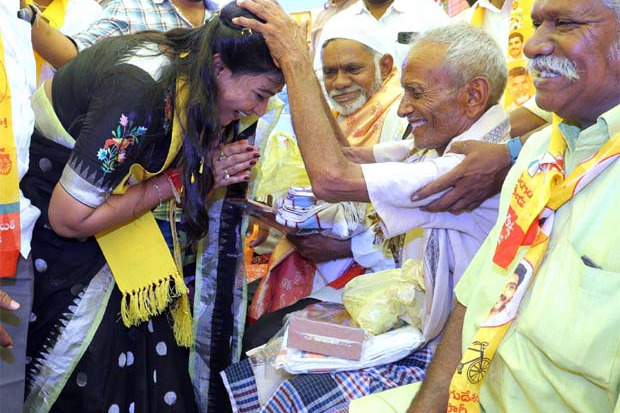 టీడీపీ కార్యకర్తలకు పాదాభివందనం చేసిన హోంమంత్రి అనిత