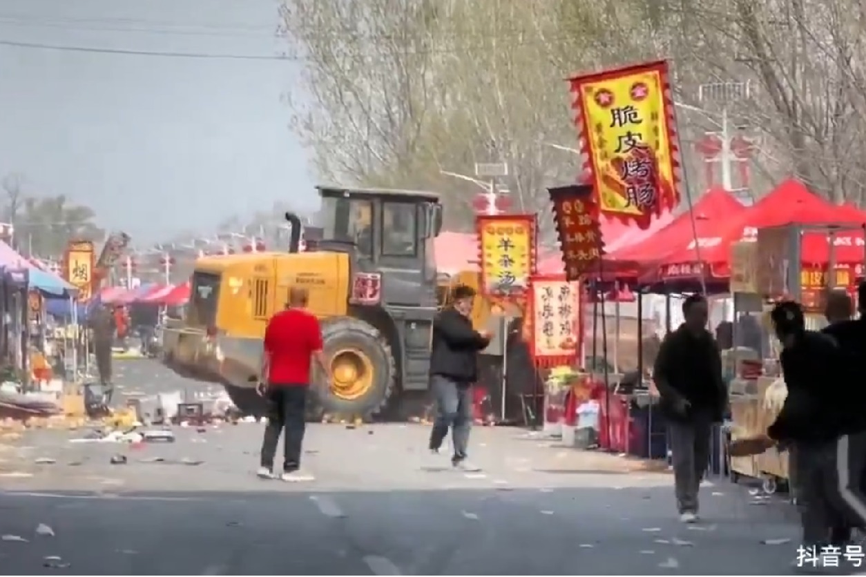 బీజింగ్‌ మార్కెట్‌లో బుల్‌డోజర్ బీభత్సం.. జనంపైకి దూసుకెళ్లడంతో 8 మంది మృతి.. వీడియో ఇదిగో!