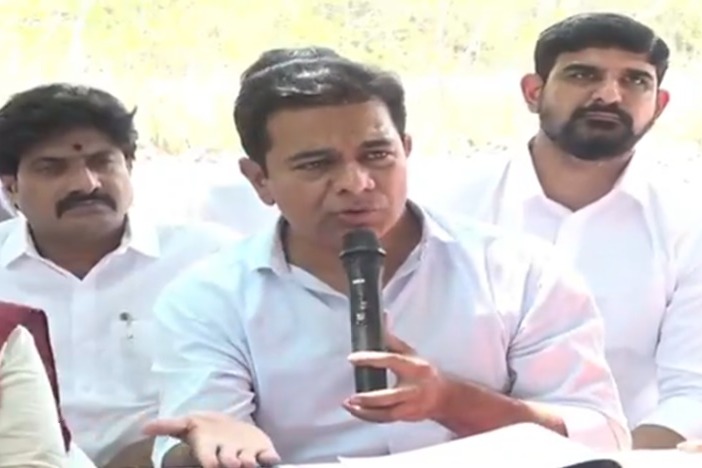 కోటి ఎకరాల భూమిని నిషేధిత జాబితాలో పెట్టారు: కేటీఆర్