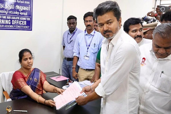 తమిళనాడు రాజకీయాల్లో కీలక ఘట్టం.. నామినేషన్ వేసిన విజయ్